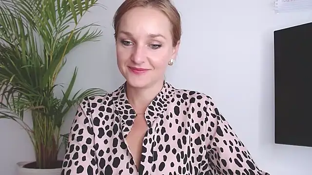 Snapshot of AliciaDesire chatting on September 2025 06:42:01 AM AliciaDesire online show from September 2025 06:42:01 AM