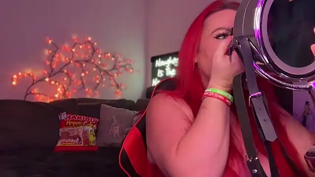 Snapshot of redxxxvixen chatting on December 2025 02:32:01 PM redxxxvixen online show from December 2025 02:32:01 PM