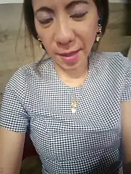 Lunababymylove online show from April 2026 11:22:01 PM