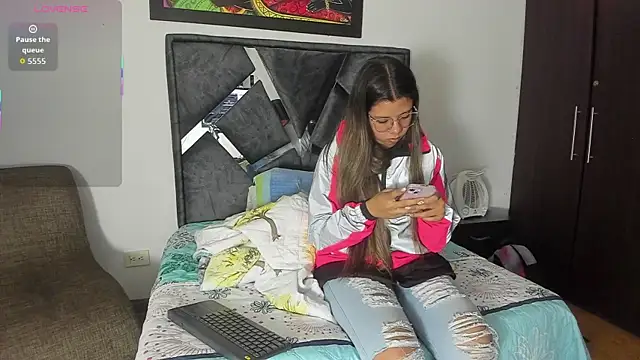 Vahiolet smith online show from October 2025 02:10:01 AM