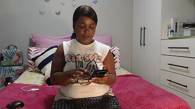 Snapshot of Amberbela chatting on May 2026 04:32:02 AM Amberbela online show from May 2026 04:32:02 AM