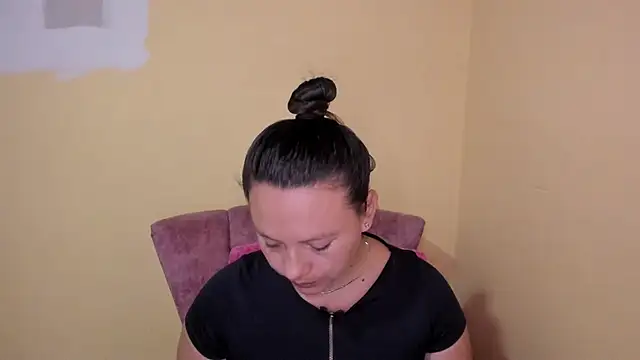 Snapshot of lauraguzman chatting on July 2026 03:26:01 AM lauraguzman online show from July 2026 03:26:01 AM