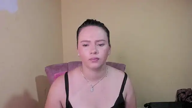 Snapshot of lauraguzman chatting on June 2026 02:56:01 AM lauraguzman online show from June 2026 02:56:01 AM