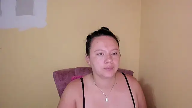 Snapshot of lauraguzman chatting on July 2026 04:21:01 AM lauraguzman online show from July 2026 04:21:01 AM