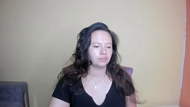 Snapshot of lauraguzman chatting on March 2026 02:44:02 AM lauraguzman online show from March 2026 02:44:02 AM