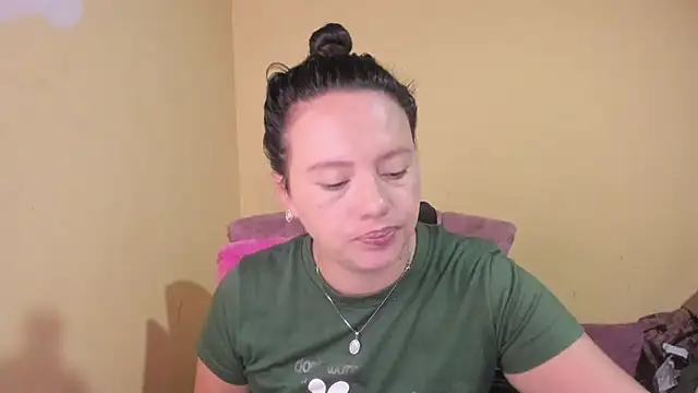 Snapshot of lauraguzman chatting on June 2026 03:45:02 AM lauraguzman online show from June 2026 03:45:02 AM