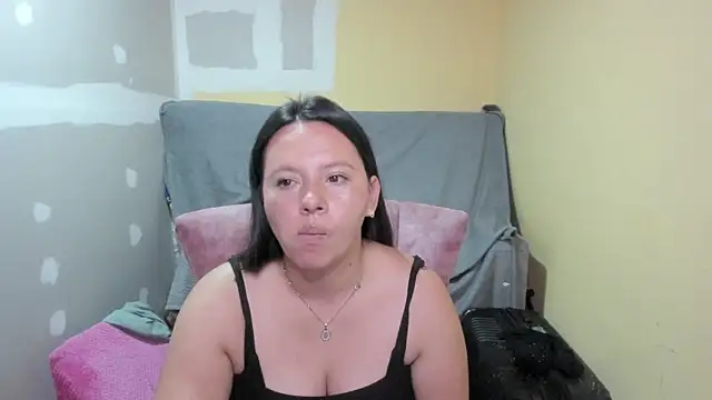 lauraguzman online show from May 2026 03:02:02 AM
