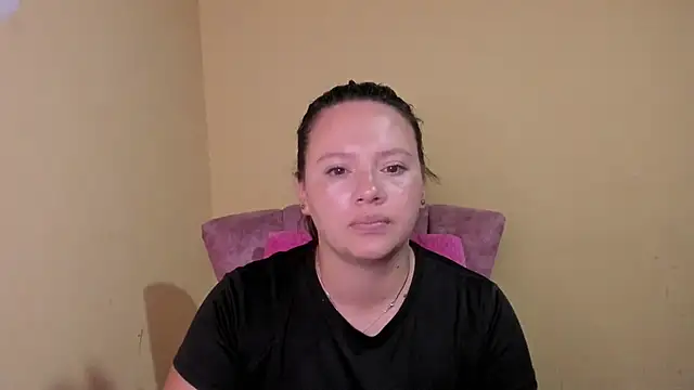 Snapshot of lauraguzman chatting on July 2026 08:27:02 PM lauraguzman online show from July 2026 08:27:02 PM