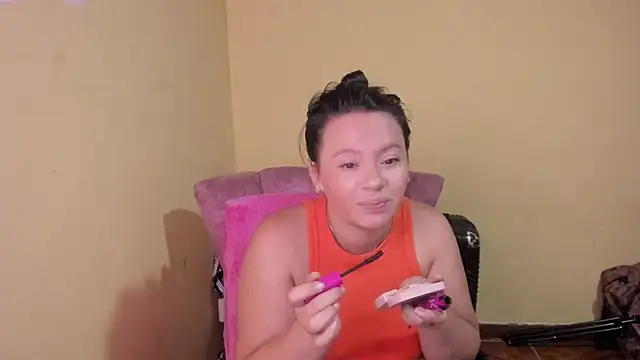 Snapshot of lauraguzman chatting on June 2026 03:39:01 AM lauraguzman online show from June 2026 03:39:01 AM