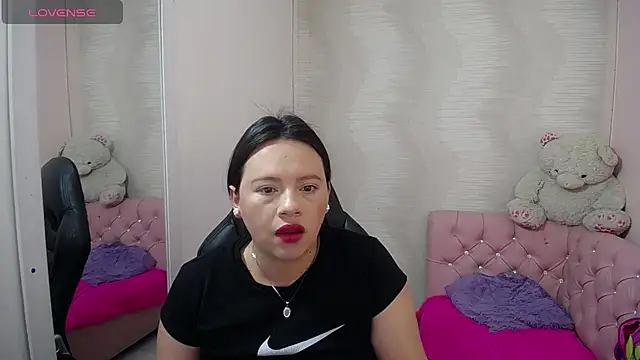 Snapshot of lauraguzman chatting on September 2025 03:16:01 AM lauraguzman online show from September 2025 03:16:01 AM