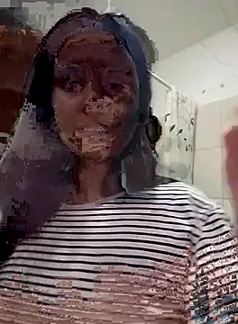 Snapshot of AdelinaJude chatting on October 2025 10:00:01 PM AdelinaJude online show from October 2025 10:00:01 PM
