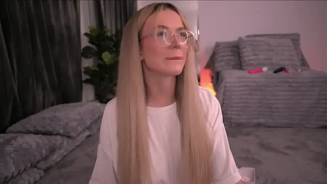 Snapshot of KylieJoyce chatting on November 2025 09:51:02 PM KylieJoyce online show from November 2025 09:51:02 PM