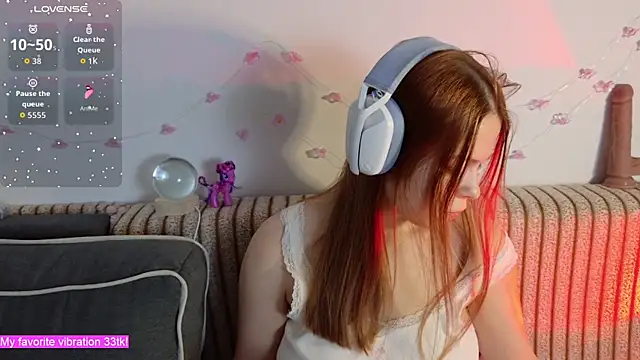 Snapshot of ValBae chatting on December 2025 09:16:02 PM ValBae online show from December 2025 09:16:02 PM