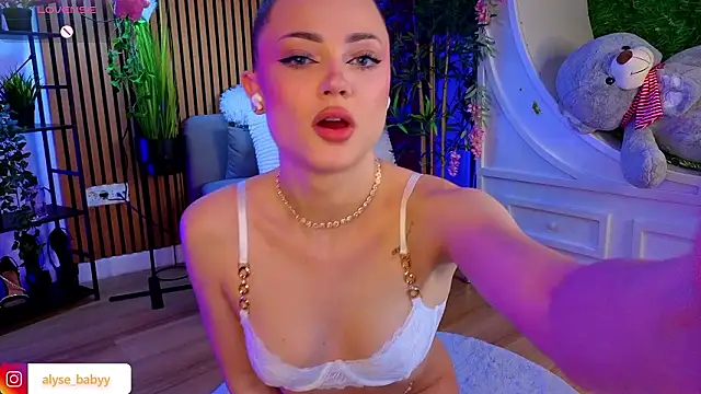 AlyseReuse online show from February 2026 07:11:02 PM