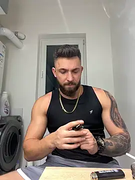 Snapshot of LoveIsBlind_ chatting on December 2024 09:31:01 PM LoveIsBlind online show from December 2024 09:31:01 PM