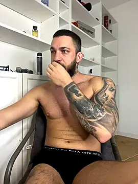 Snapshot of LoveIsBlind_ chatting on October 2025 07:32:02 AM LoveIsBlind online show from October 2025 07:32:02 AM