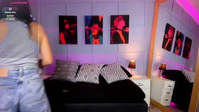 Elizabeth Santos online show from November 2025 04:11:01 AM