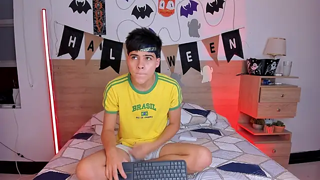 justinbiler online show from October 2025 01:01:01 PM