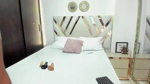 KriisvanyLeroy online show from December 2025 08:19:01 PM