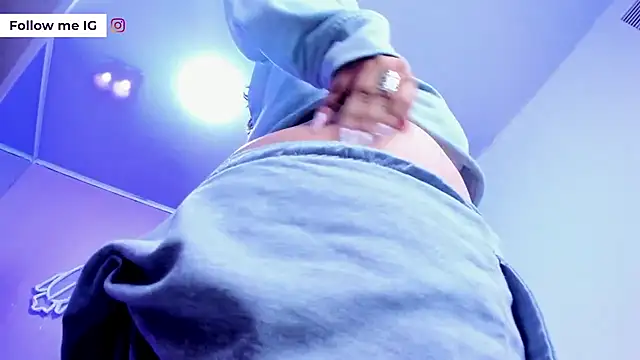 Emma monserrat online show from April 2026 11:11:01 AM