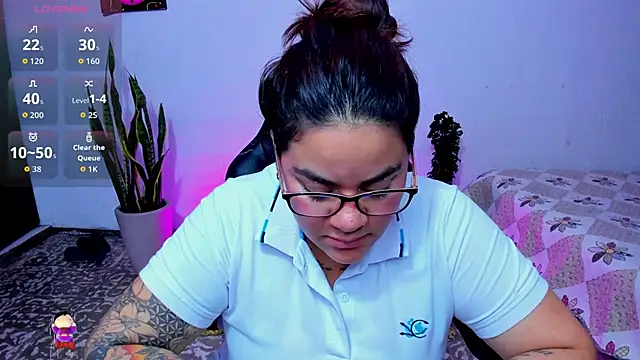 Snapshot of Sharon_hils chatting on May 2026 04:04:02 PM Sharon hils online show from May 2026 04:04:02 PM