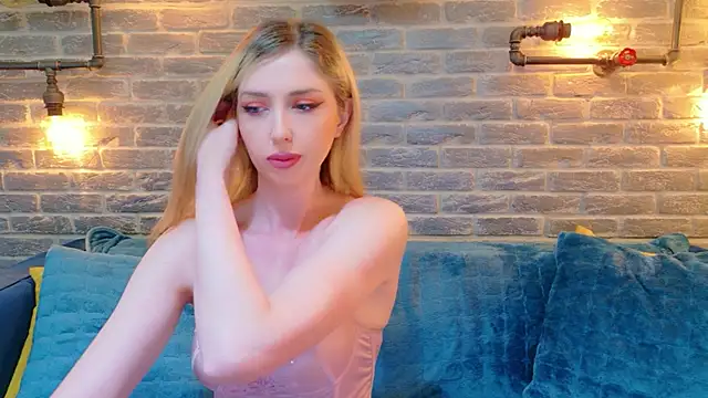 Snapshot of LisaCaprice chatting on June 2026 04:12:02 AM LisaCaprice online show from June 2026 04:12:02 AM