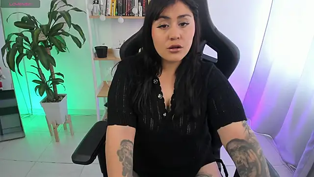 Snapshot of GretaX-X chatting on November 2025 05:13:02 PM GretaX-X online show from November 2025 05:13:02 PM