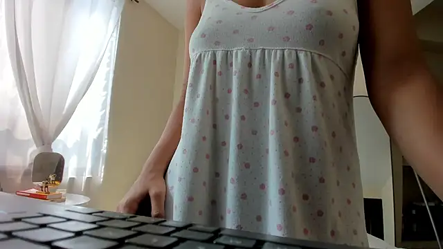 Snapshot of evely_coelloo chatting on November 2025 03:56:02 PM evely coelloo online show from November 2025 03:56:02 PM