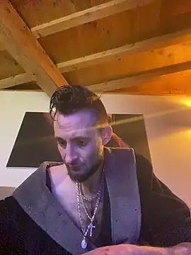 Bigkisslove online show from March 2026 04:12:01 AM