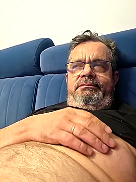 axecoman60 online show from April 2026 07:21:02 PM