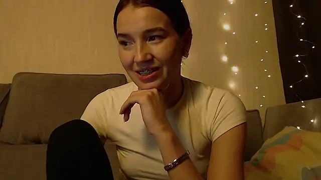 Bellla Haddid online show from March 2026 07:30:02 PM