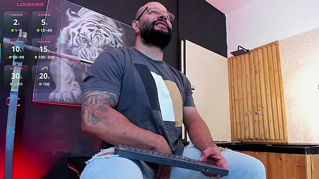 Snapshot of Luke__09 chatting on November 2025 11:43:02 AM Luke 09 online show from November 2025 11:43:02 AM