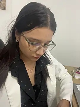 littlemelodi18 online show from December 2025 08:55:02 PM