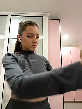 AliceBrayan online show from December 2025 05:07:01 PM