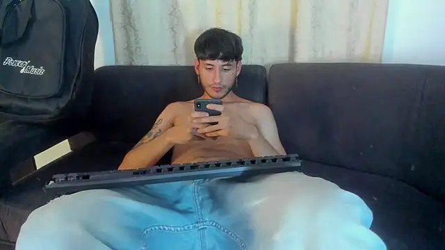 Snapshot of Henrikk_senn chatting on October 2025 09:22:02 AM Henrikk senn online show from October 2025 09:22:02 AM