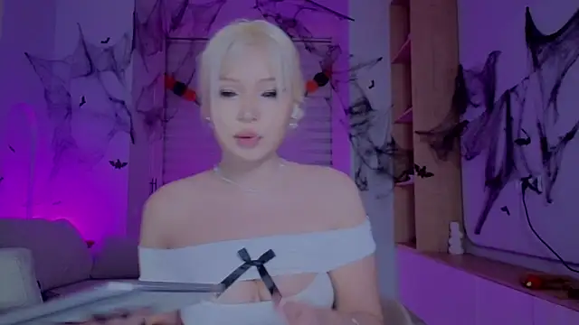 RileyMee online show from October 2025 12:27:01 PM