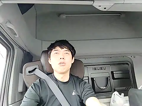 whitebriefboy online show from April 2026 11:33:01 PM