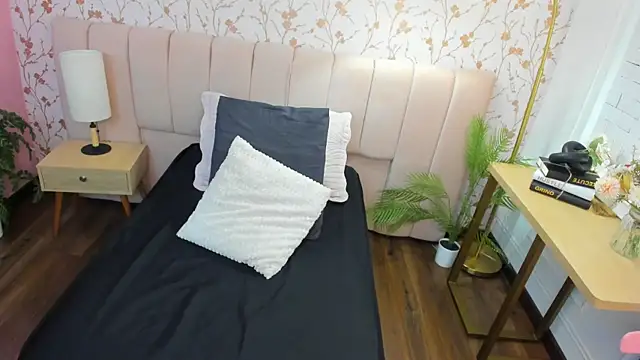 amber-hill online show from November 2025 12:10:01 PM