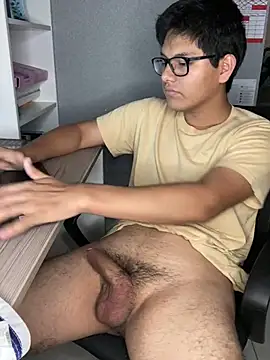 Snapshot of YouMikolins chatting on March 2025 08:32:01 PM YouMikolins online show from March 2025 08:32:01 PM