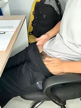 Snapshot of YouMikolins chatting on September 2025 11:00:01 PM YouMikolins online show from September 2025 11:00:01 PM