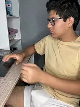 Snapshot of YouMikolins chatting on March 2025 05:27:02 PM YouMikolins online show from March 2025 05:27:02 PM