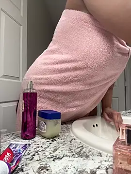 Snapshot of SexyHoneyRedd chatting on February 2025 11:20:01 AM SexyHoneyRedd online show from February 2025 11:20:01 AM