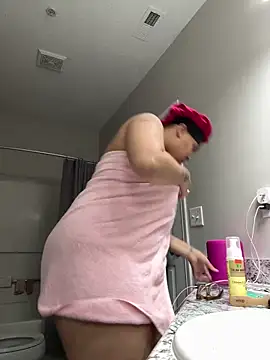 Snapshot of SexyHoneyRedd chatting on January 2025 11:58:02 AM SexyHoneyRedd online show from January 2025 11:58:02 AM