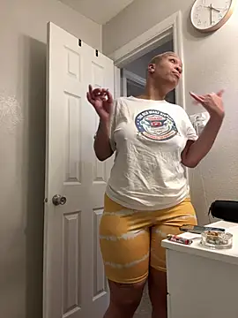 Snapshot of SexyHoneyRedd chatting on June 2026 08:31:01 AM SexyHoneyRedd online show from June 2026 08:31:01 AM