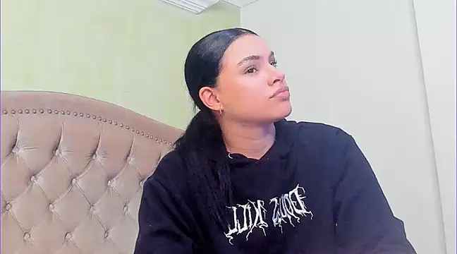 Snapshot of Luciluu20 chatting on February 2025 01:21:02 AM Luciluu20 online show from February 2025 01:21:02 AM