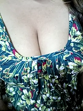 Snapshot of Beautyy38 chatting on October 2025 08:27:02 PM Beautyy38 online show from October 2025 08:27:02 PM