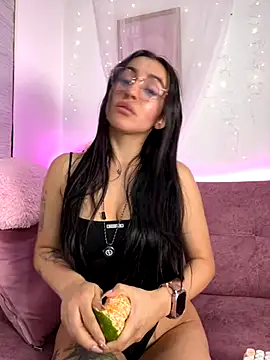 leila petitee  online show from November 2025 01:22:01 PM