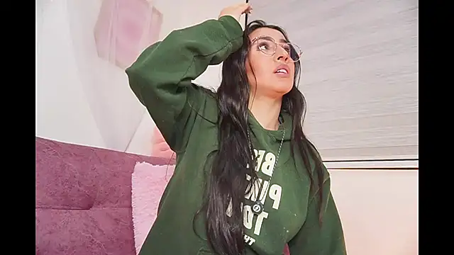 leila petitee  online show from November 2025 01:38:01 PM