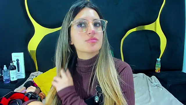 GiaRoussel online show from November 2025 05:02:01 PM