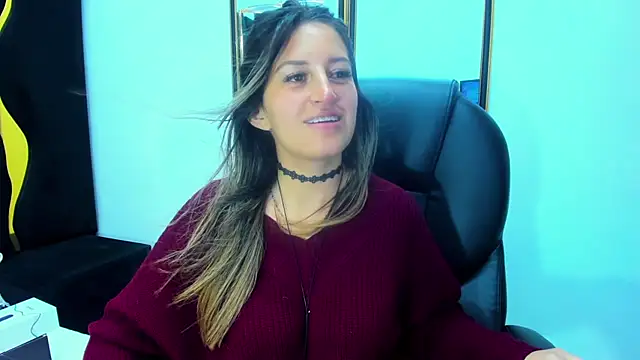 GiaRoussel online show from December 2025 04:38:01 PM